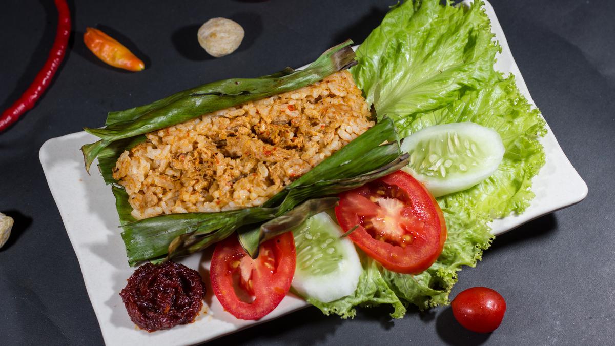 Nasi Bakar Sumsum: Harum Daun Pisang dengan Isian Sumsum Gurih.