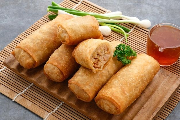 Lumpia Semarang: Kulit Renyah Berisi Rebungan dan Daging Gurih.