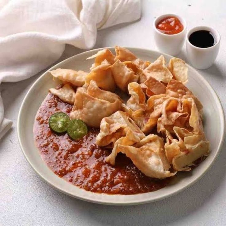 Batagor: Gurih Ikan Tenggiri Goreng dengan Kuah Kacang.