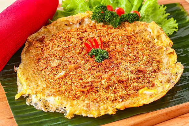 Kerak Telor: Gurih Telur dan Beras Ketan dengan Serundeng Khas Betawi.