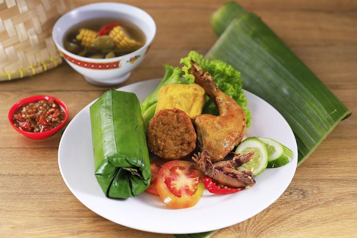 Nasi Timbel: Nasi Hangat dalam Balutan Daun Pisang.