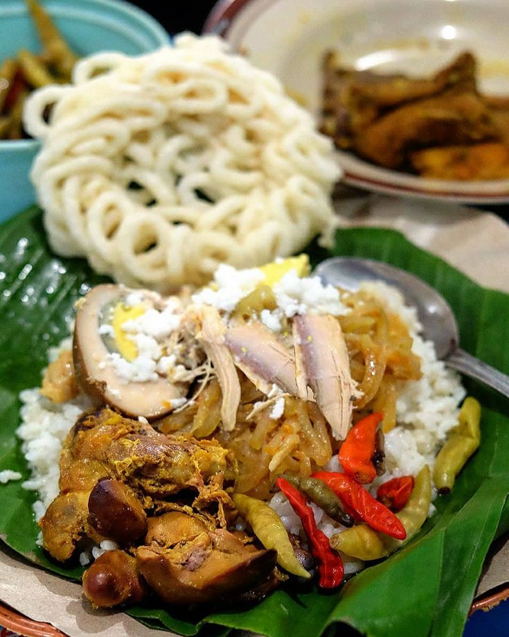 Nasi Liwet Solo: Gurih Harum Nasi Santan dengan Lauk Tradisional.