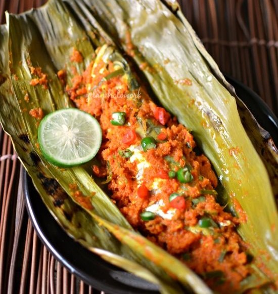 Ikan Pais: Ikan Bakar Daun Pisang dengan Aroma Rempah Alami.