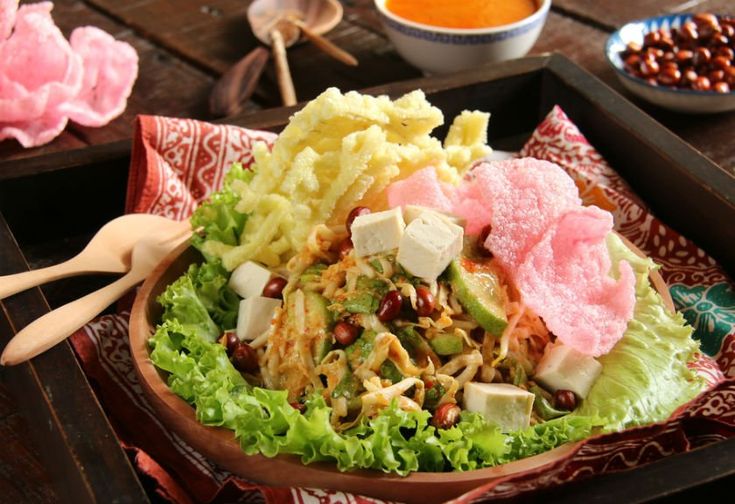 Asinan Betawi: Segar Asam Gurih dengan Perpaduan Sayur dan Buah.